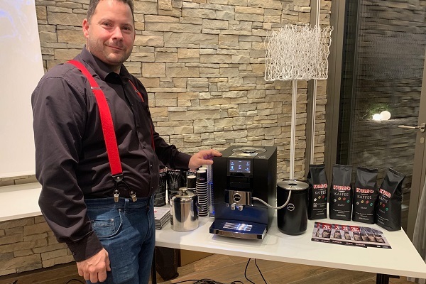 Silvan Moser, KUMO Kurt Moser GmbH präsentiert Kaffee-Maschine, ideale Kaffee-Lösung für KMU